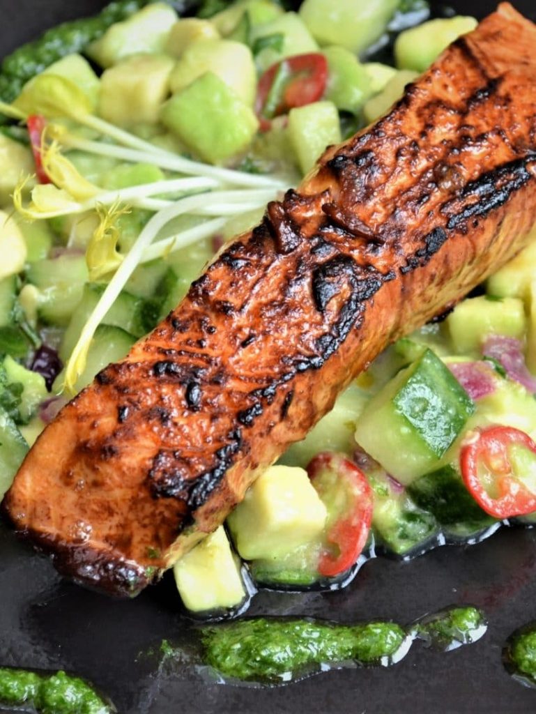 Salmón con ensalada de palta y pepino y pesto de cilantro